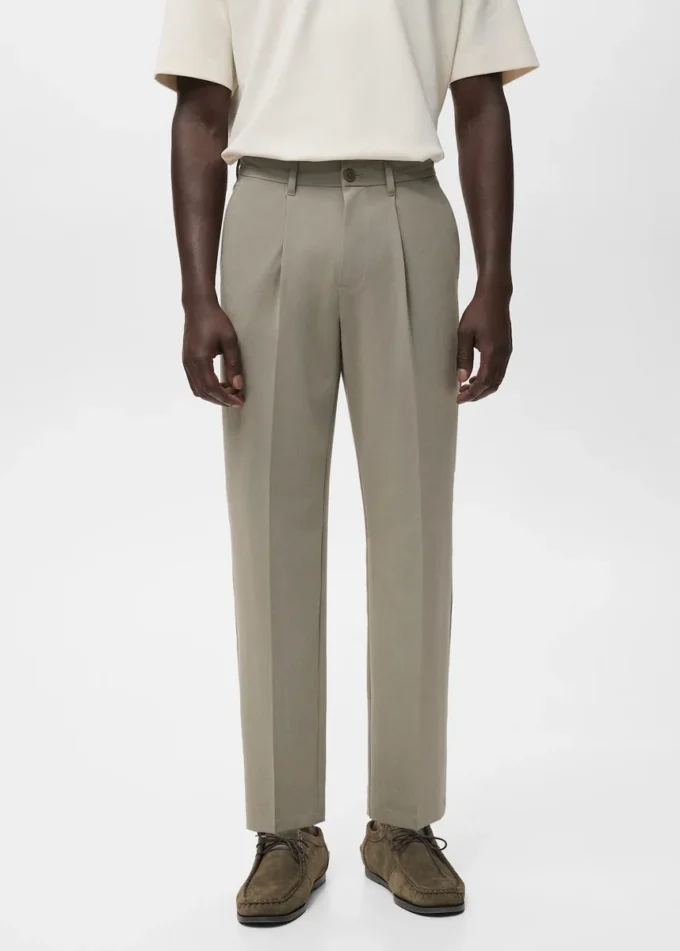 Pantalon fluide à jambes droites et plis Pantalon fluide à jambes droites et plis