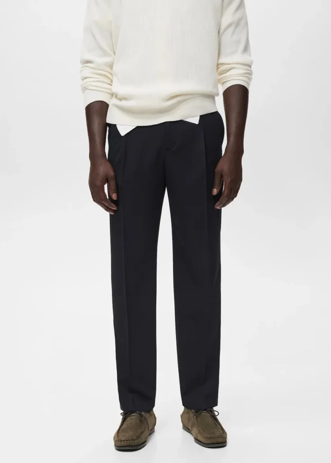 Pantalon fluide à jambes droites et plis Pantalon fluide à jambes droites et plis