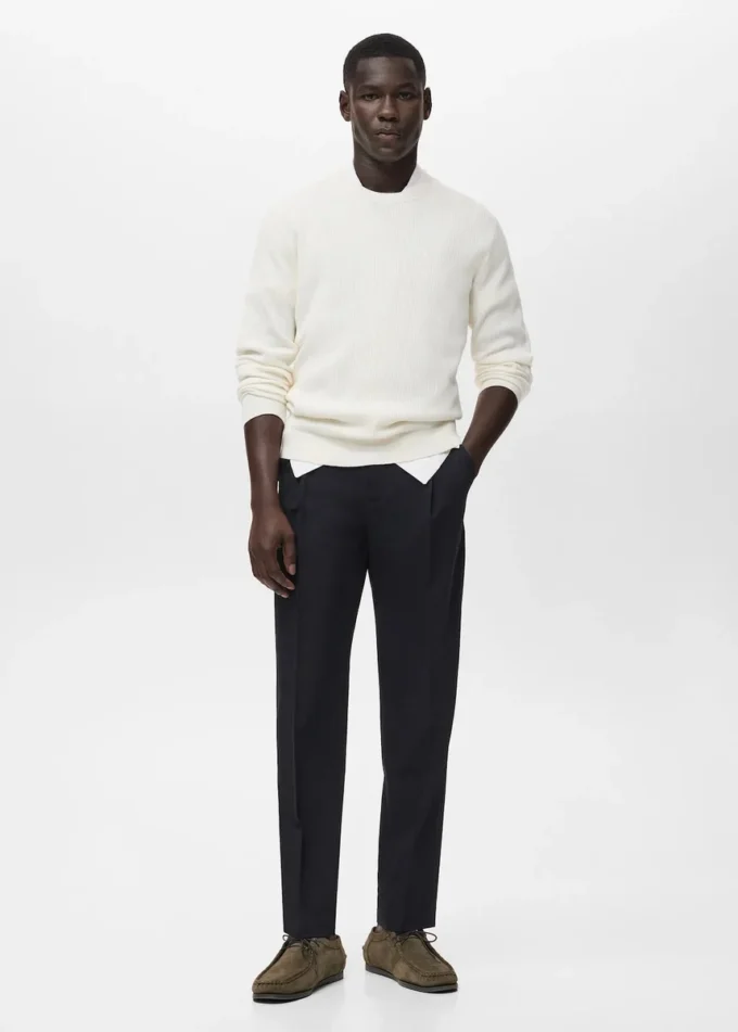 Pantalon fluide à jambes droites et plis Pantalon fluide à jambes droites et plis