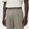 Pantalon fluide à jambes droites et plis Pantalon fluide à jambes droites et plis
