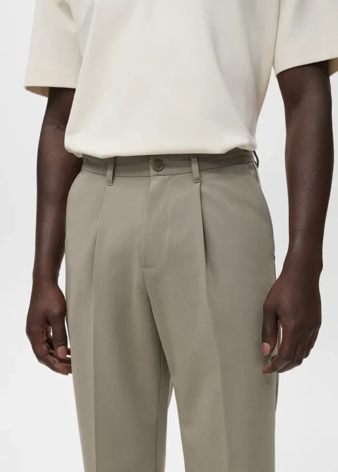 Pantalon fluide à jambes droites et plis Pantalon fluide à jambes droites et plis