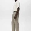 Pantalon fluide à jambes droites et plis Pantalon fluide à jambes droites et plis