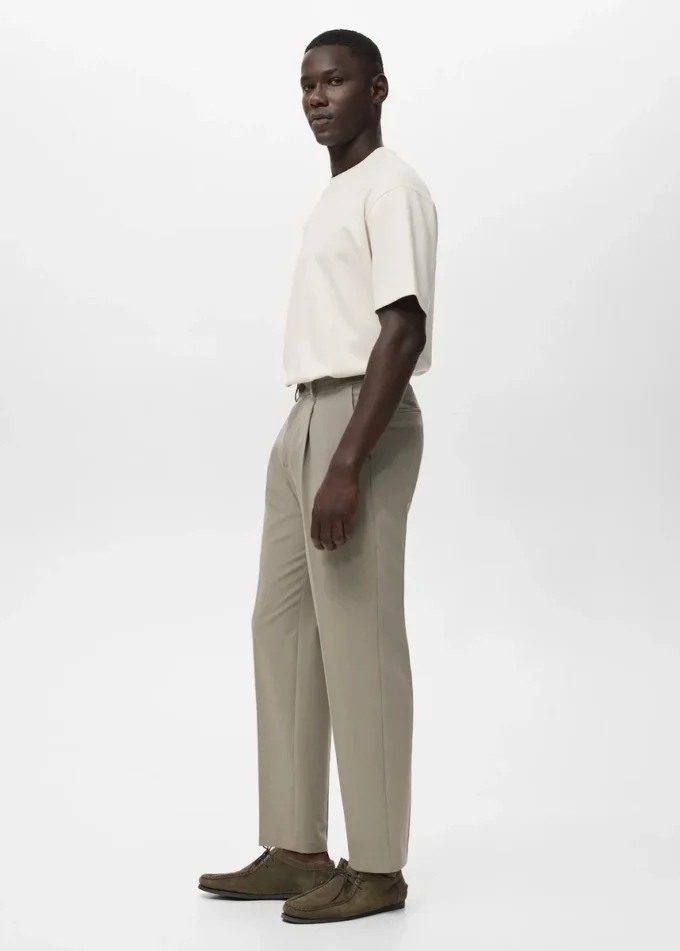 Pantalon fluide à jambes droites et plis Pantalon fluide à jambes droites et plis