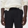Pantalon fluide à jambes droites et plis Pantalon fluide à jambes droites et plis