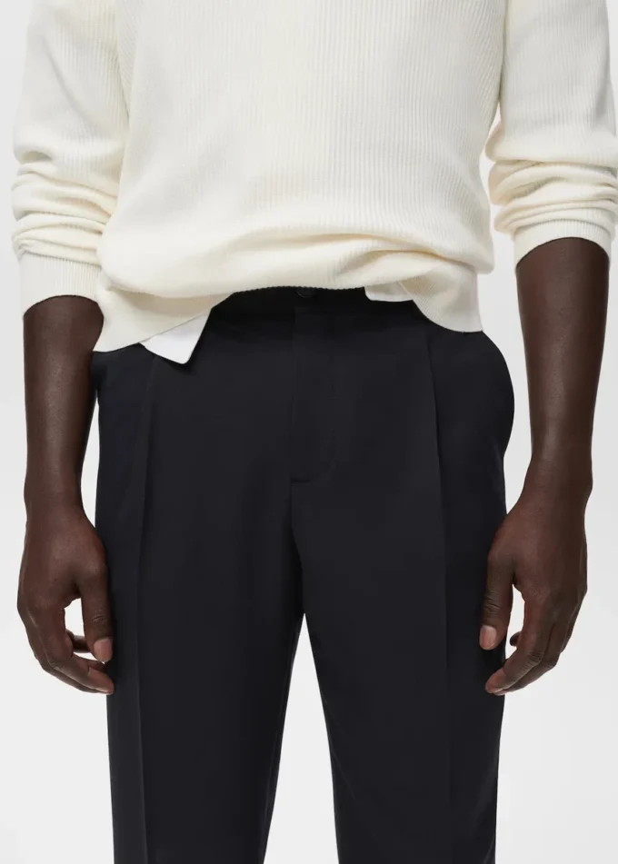 Pantalon fluide à jambes droites et plis Pantalon fluide à jambes droites et plis