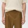 Pantalon fluide à pinces et coupe classique Pantalon fluide à pinces et coupe classique
