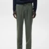Pantalon à pinces en velours côtelé, coupe classique Pantalon à pinces en velours côtelé, coupe classique