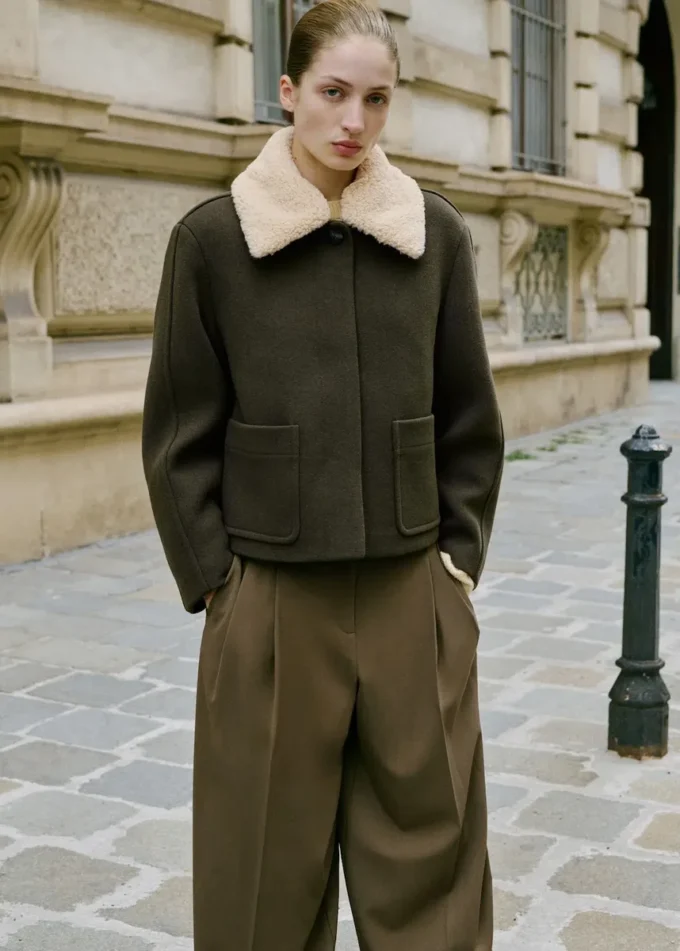 Pantalon à pinces taille mi-haute et jambes larges Pantalon à pinces taille mi-haute et jambes larges