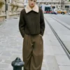 Pantalon à pinces taille mi-haute et jambes larges Pantalon à pinces taille mi-haute et jambes larges
