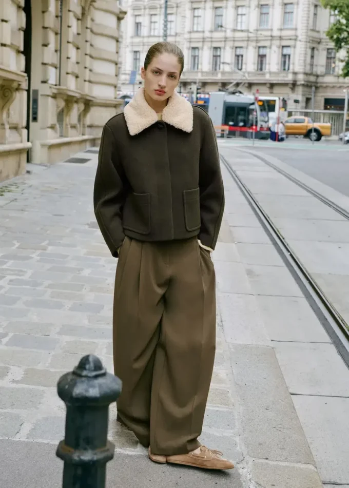 Pantalon à pinces taille mi-haute et jambes larges Pantalon à pinces taille mi-haute et jambes larges