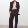 Pantalon à pinces taille mi-haute et jambes larges Pantalon à pinces taille mi-haute et jambes larges