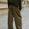 Pantalon à pinces taille mi-haute et jambes larges Pantalon à pinces taille mi-haute et jambes larges
