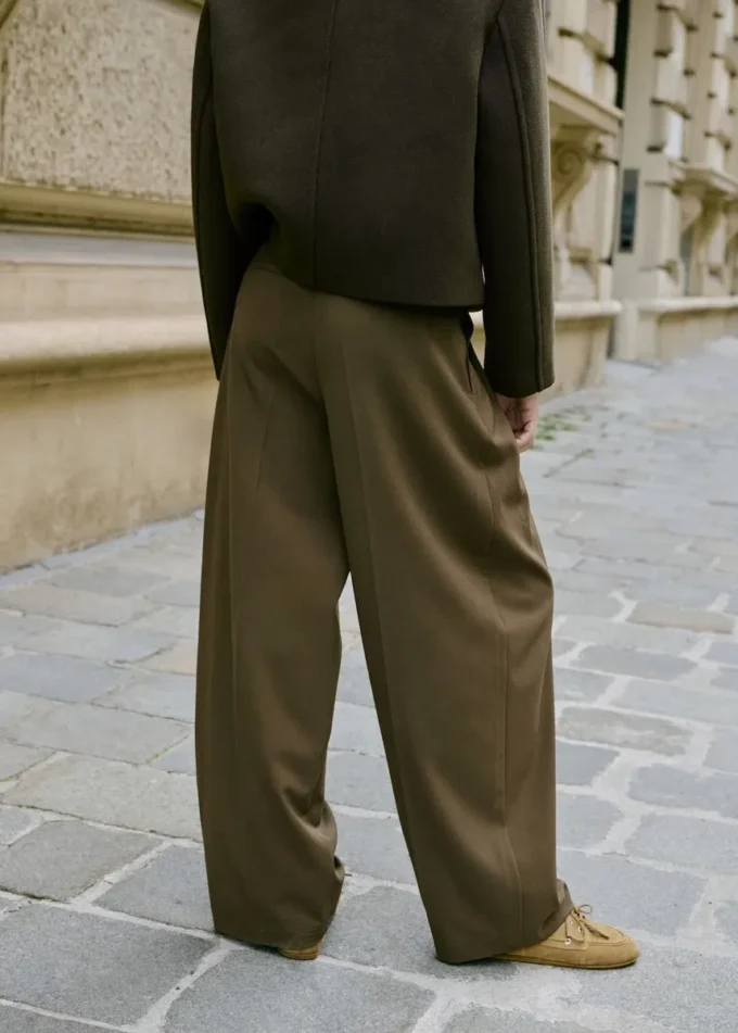 Pantalon à pinces taille mi-haute et jambes larges Pantalon à pinces taille mi-haute et jambes larges
