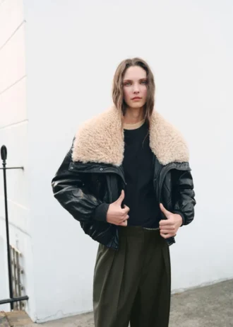 Pantalon à plis avec détail bouton