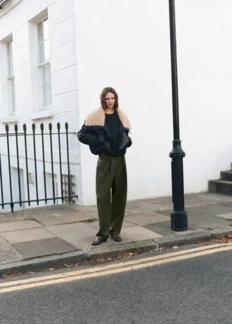 Pantalon à plis avec détail bouton