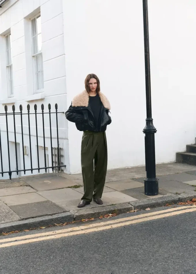 Pantalon à plis avec détail bouton Pantalon à plis avec détail bouton