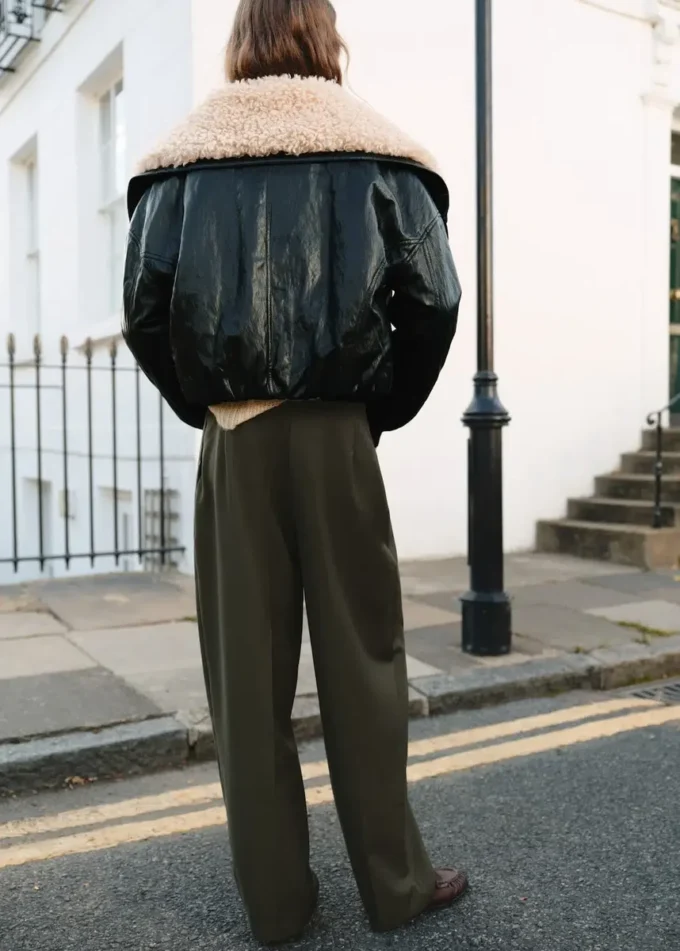 Pantalon à plis avec détail bouton Pantalon à plis avec détail bouton