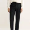 Pantalon à rayures fines en laine vierge 100 %, coupe classique. Pantalon à rayures fines en laine vierge 100 %, coupe classique.