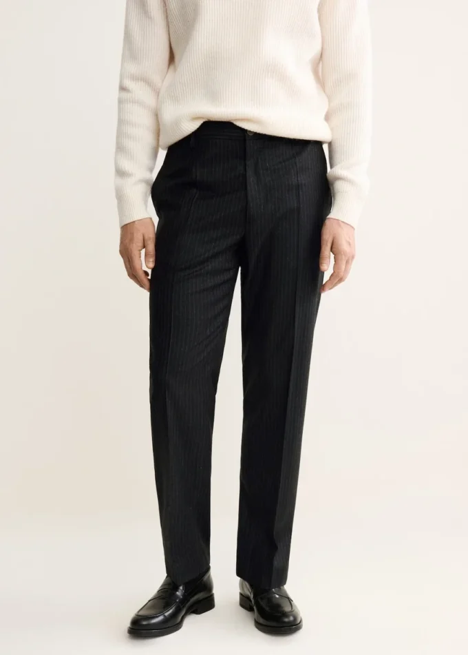 Pantalon à rayures fines en laine vierge 100 %, coupe classique. Pantalon à rayures fines en laine vierge 100 %, coupe classique.