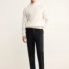 Pantalon à rayures fines en laine vierge 100 %, coupe classique. Pantalon à rayures fines en laine vierge 100 %, coupe classique.