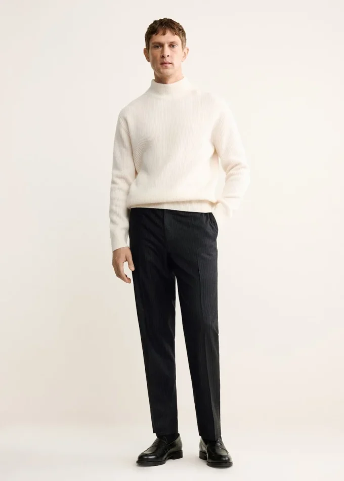 Pantalon à rayures fines en laine vierge 100 %, coupe classique. Pantalon à rayures fines en laine vierge 100 %, coupe classique.