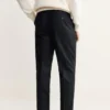 Pantalon à rayures fines en laine vierge 100 %, coupe classique. Pantalon à rayures fines en laine vierge 100 %, coupe classique.