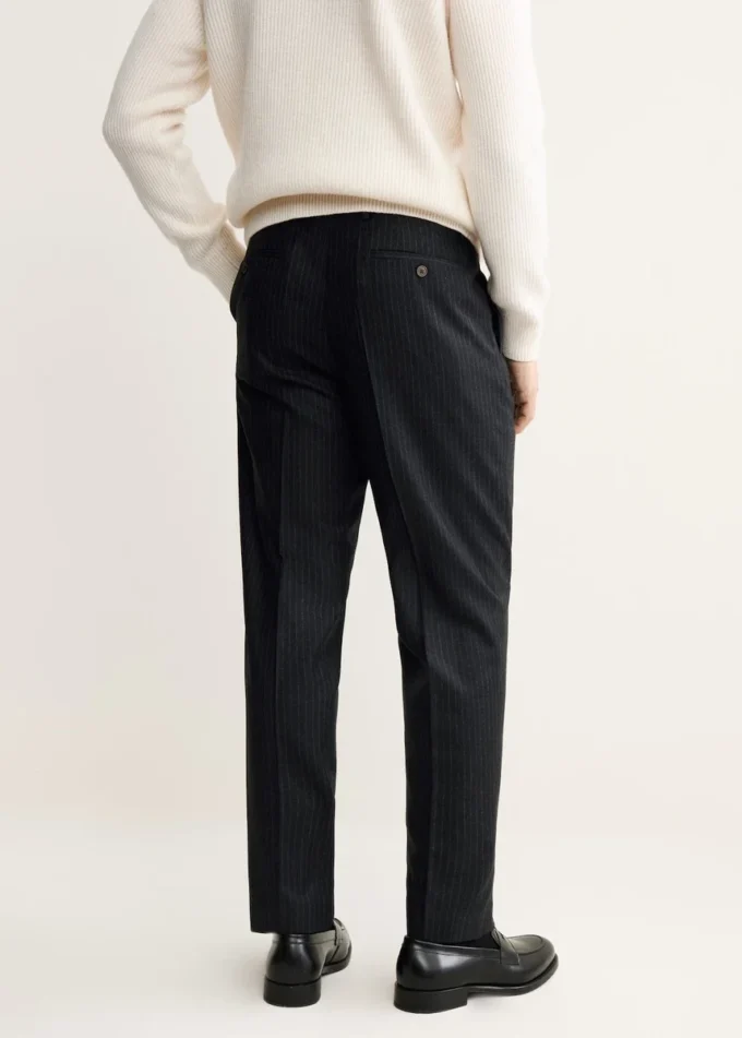 Pantalon à rayures fines en laine vierge 100 %, coupe classique. Pantalon à rayures fines en laine vierge 100 %, coupe classique.