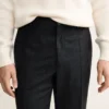 Pantalon à rayures fines en laine vierge 100 %, coupe classique. Pantalon à rayures fines en laine vierge 100 %, coupe classique.