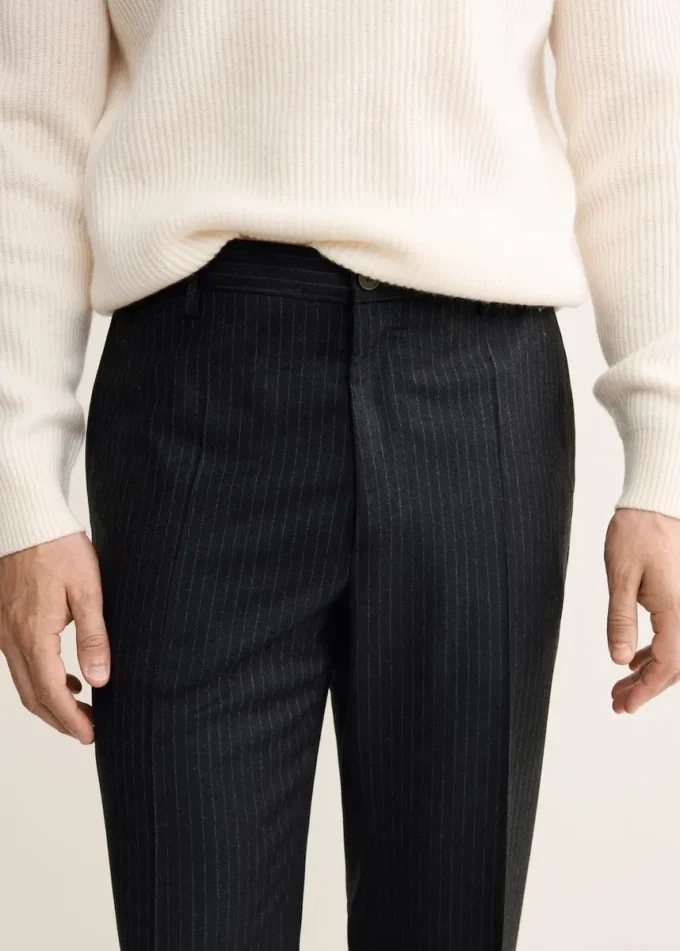 Pantalon à rayures fines en laine vierge 100 %, coupe classique. Pantalon à rayures fines en laine vierge 100 %, coupe classique.