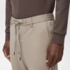 Pantalon slim en tissu extensible avec cordon de serrage Pantalon slim en tissu extensible avec cordon de serrage
