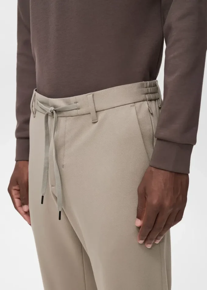 Pantalon slim en tissu extensible avec cordon de serrage Pantalon slim en tissu extensible avec cordon de serrage