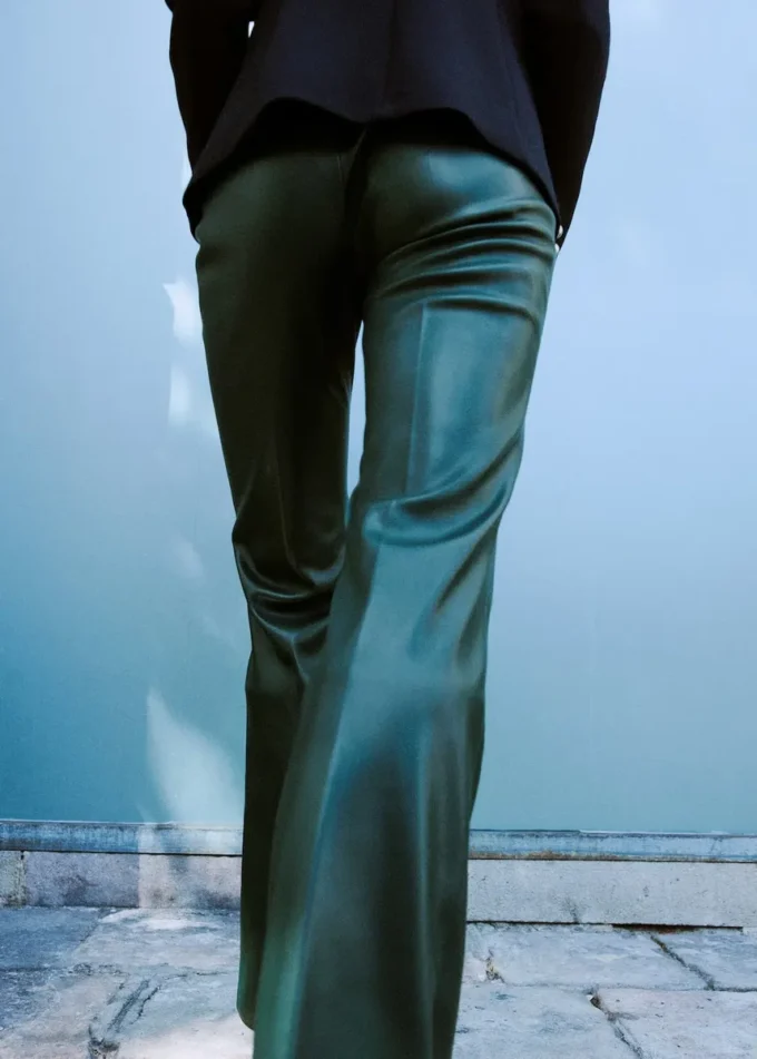 Pantalon évasé en simili cuir Pantalon évasé en simili cuir