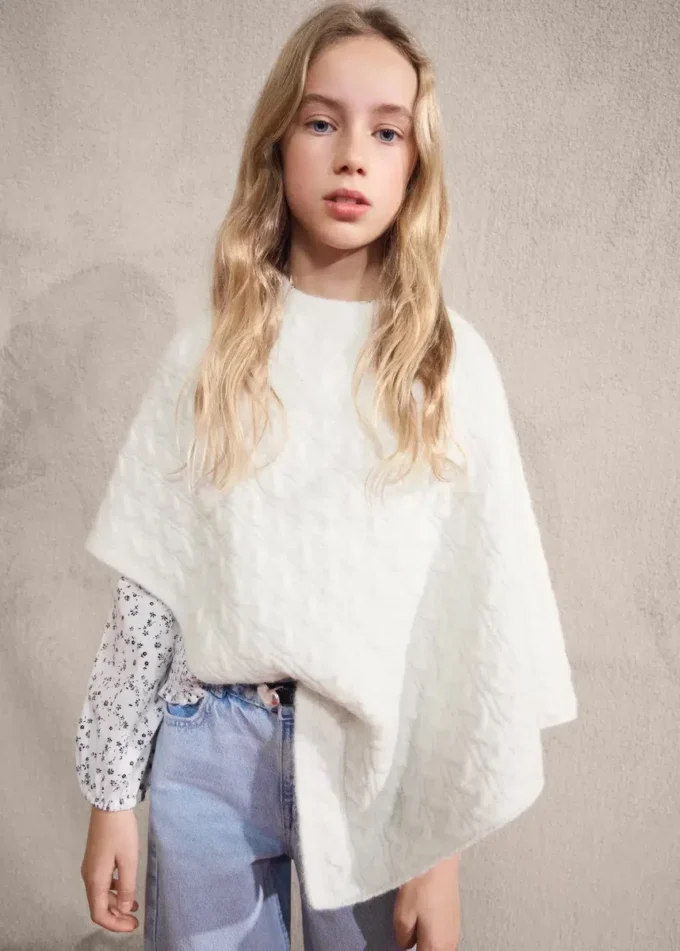 Poncho en maille torsadée