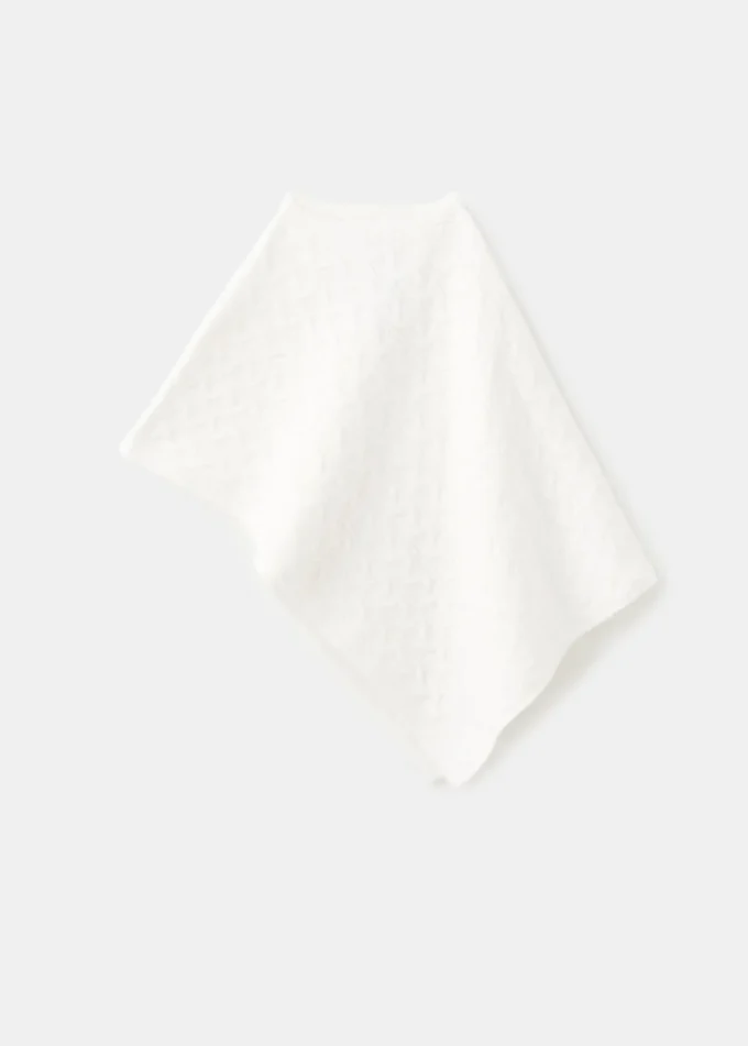 Poncho en maille torsadée