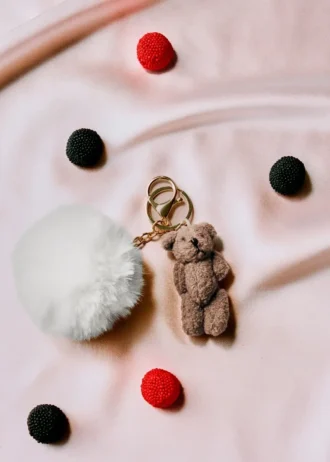 Porte-clés ours en peluche avec pompon
