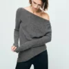 Pull asymétrique avec détails métalliques Pull asymétrique avec détails métalliques
