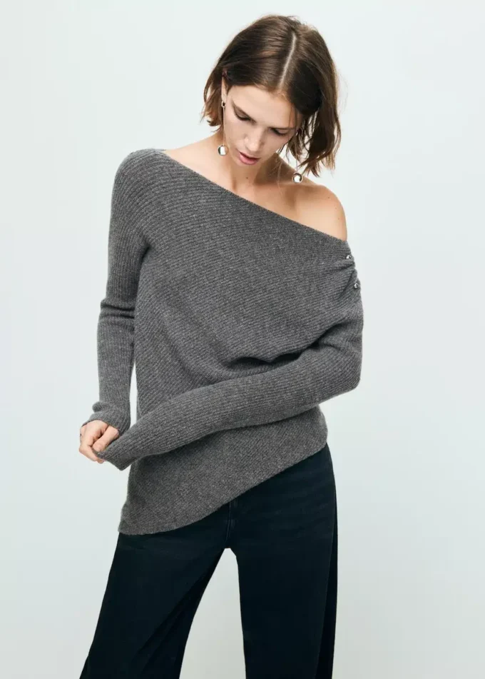 Pull asymétrique avec détails métalliques Pull asymétrique avec détails métalliques