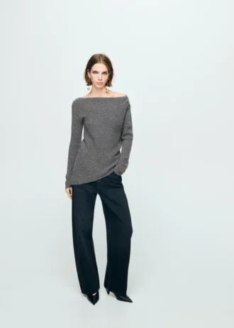 Pull asymétrique avec détails métalliques