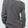 Pull asymétrique avec détails métalliques Pull asymétrique avec détails métalliques