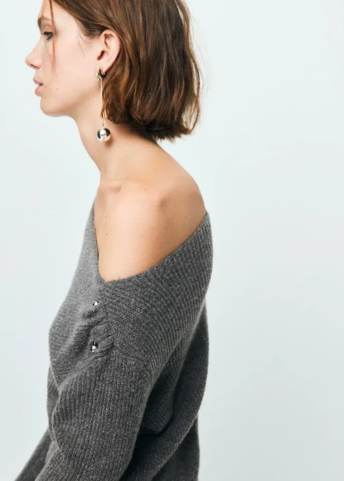 Pull asymétrique avec détails métalliques Pull asymétrique avec détails métalliques