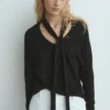 Pull à col en V avec écharpe Pull à col en V avec écharpe