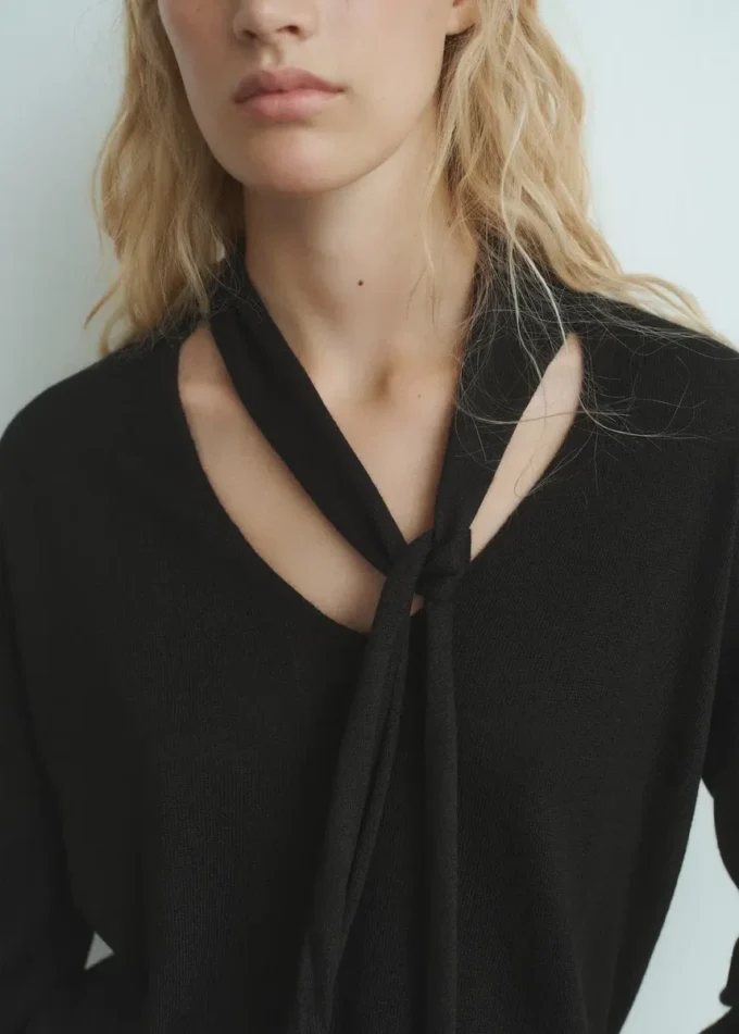 Pull à col en V avec écharpe Pull à col en V avec écharpe