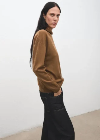 Pull à col roulé en maille torsadée