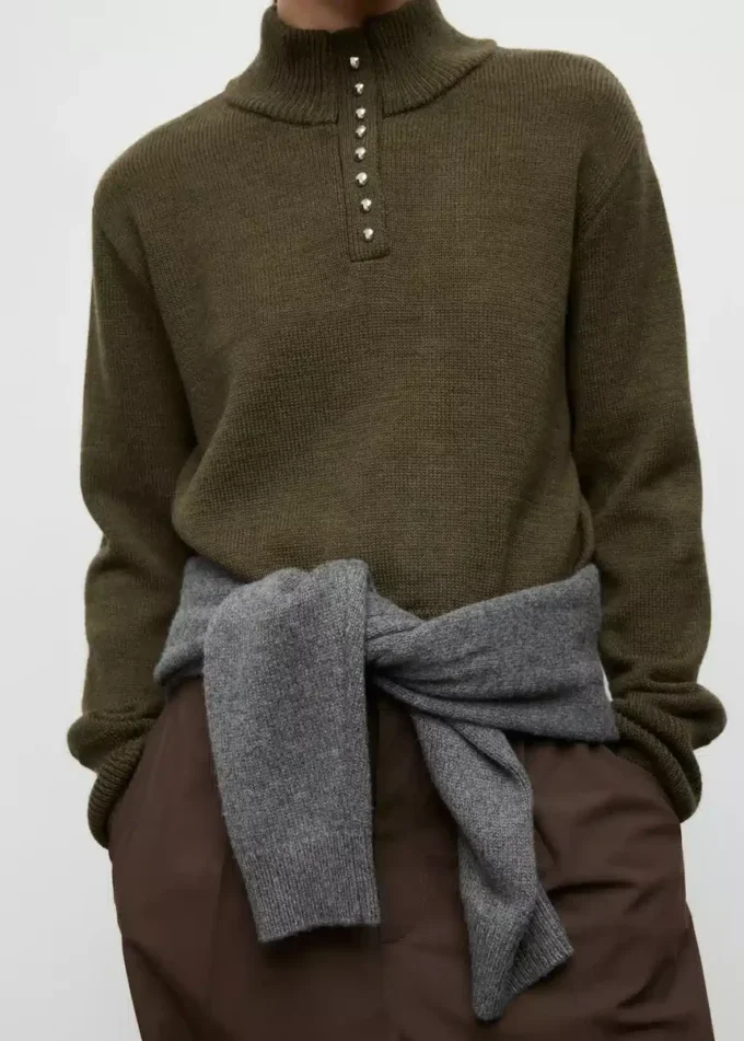 Pull à col roulé et boutons