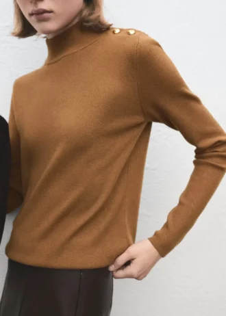 Pull à col roulé et boutons