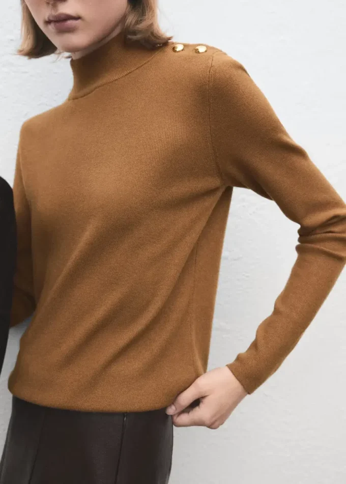 Pull à col roulé et boutons