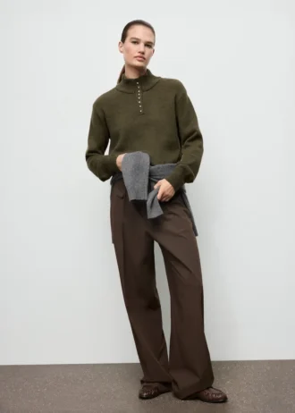 Pull à col roulé et boutons