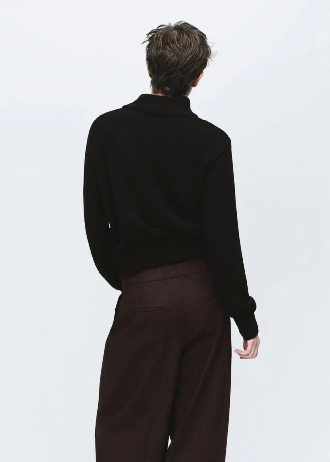 Pull à col roulé et boutons