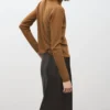 Pull à col roulé et boutons