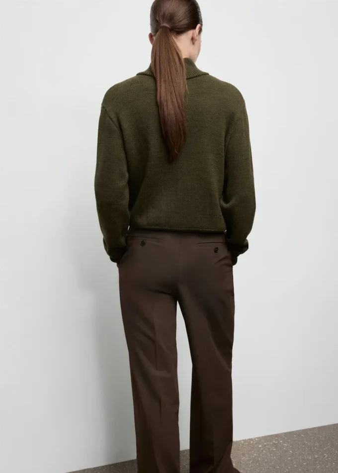 Pull à col roulé et boutons